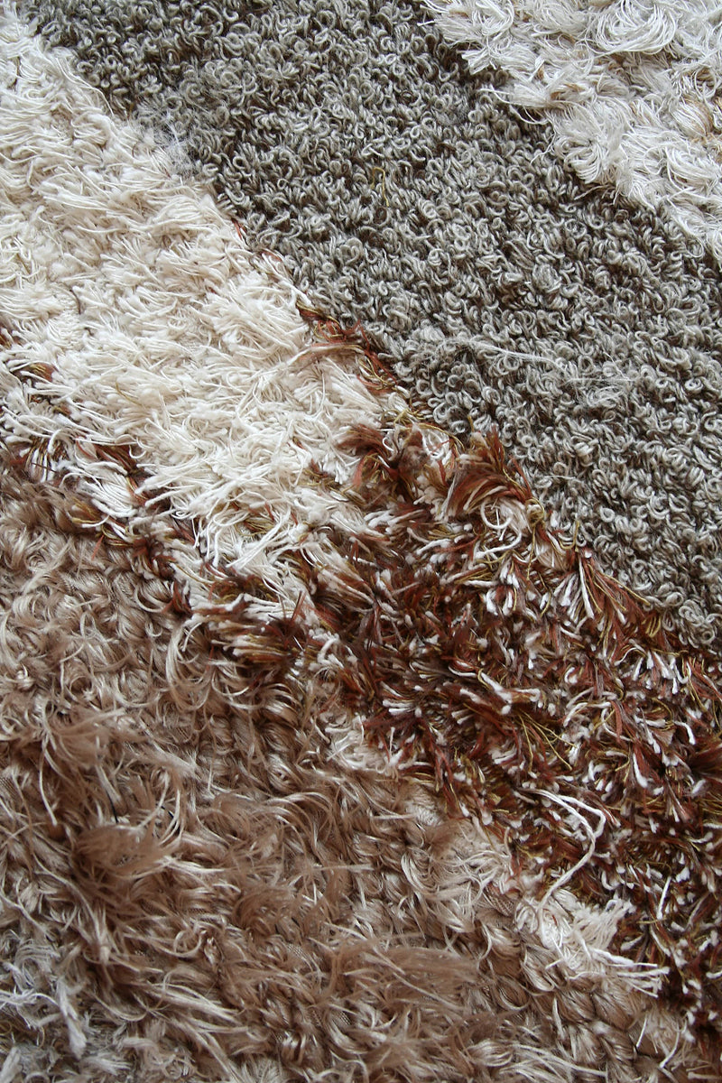 Sjældent og unikt andalusisk håndlavet vendbart tæppe i rustik stil - blandet brune, cremefarvede og biege striber 170 cm x 240 cm